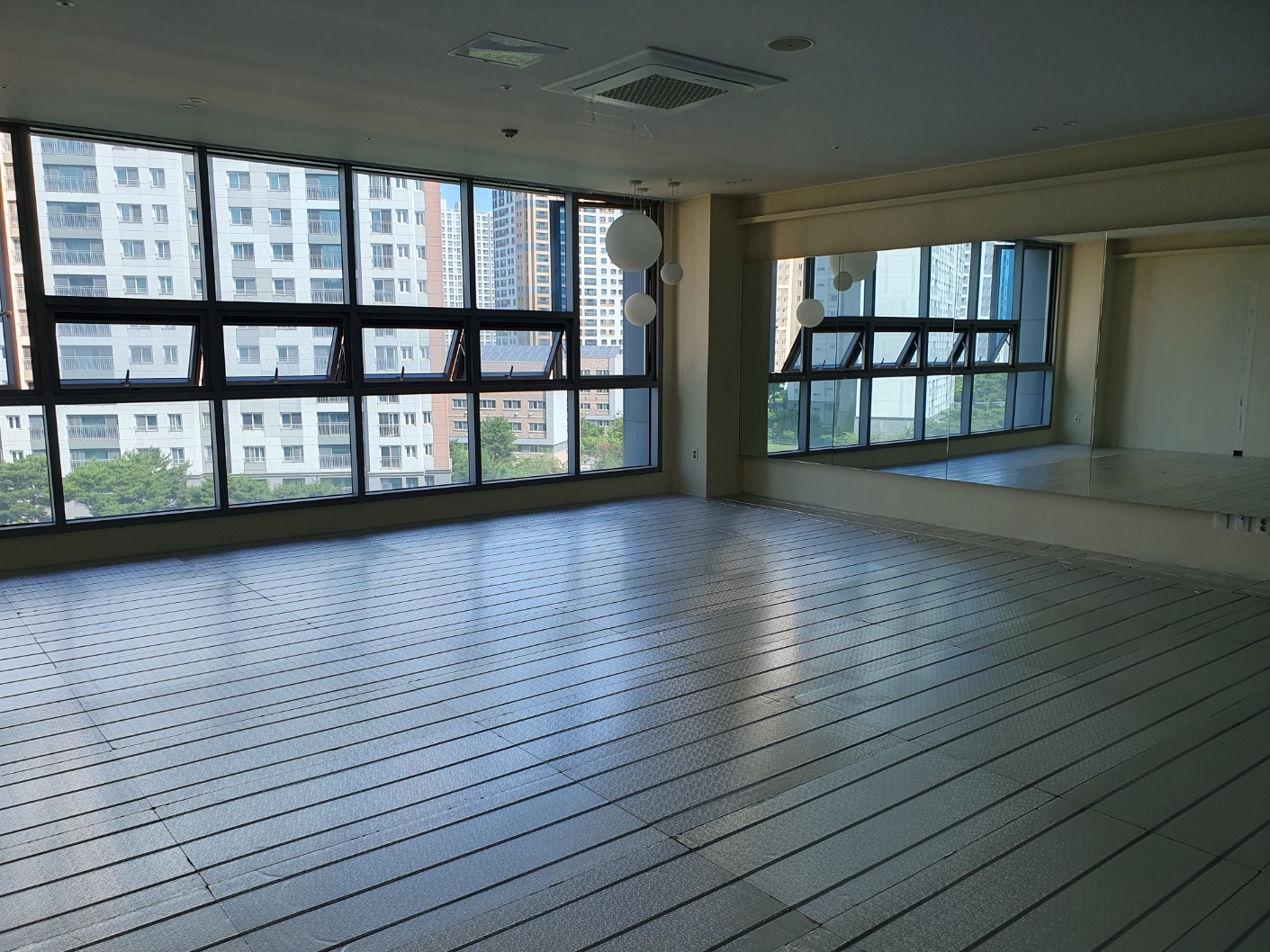 건식난방 시공이 진행된 실내 현장 사진