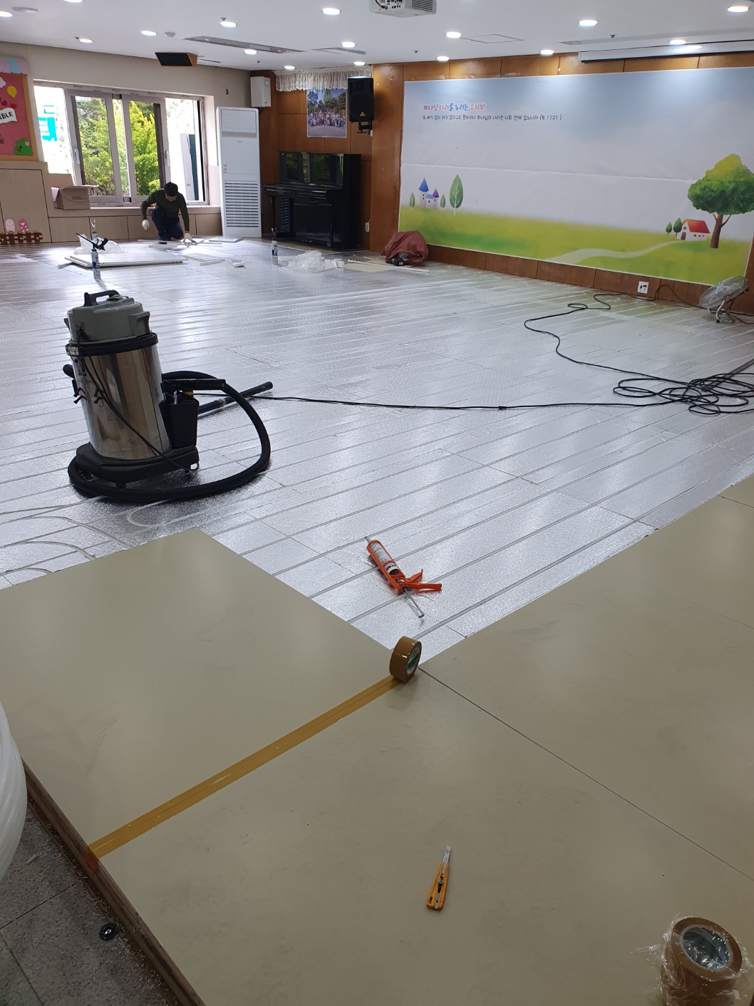 건식난방 시공이 진행 중인 현장 사진